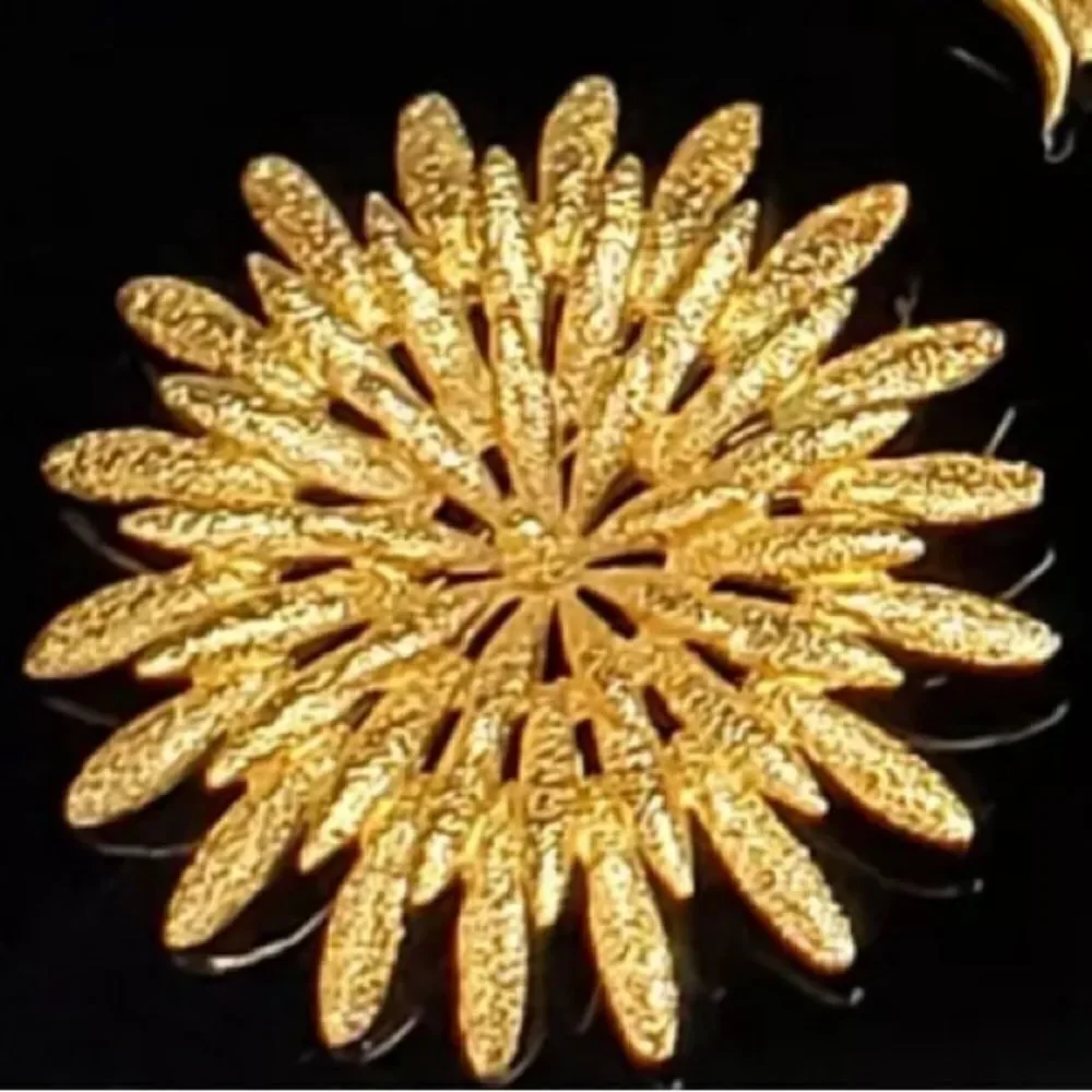 Monet Vintage signed gold toned brooches amazing condition